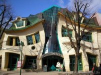 575x575_1260889539_crooked-house-polonia_cladiri_ciudate.jpg